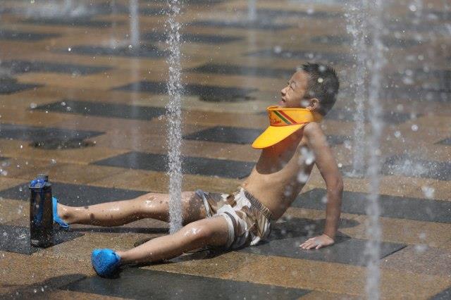 Пеколни температури во Кина,се стопи покрив на музеј во Пекинг 