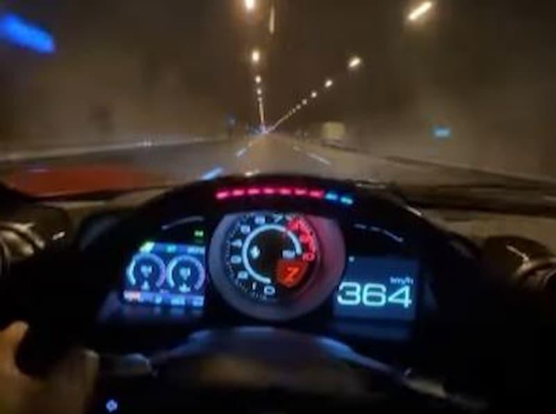 Видео: Ферари „лета“ низ тунел со над 360 км/ч
