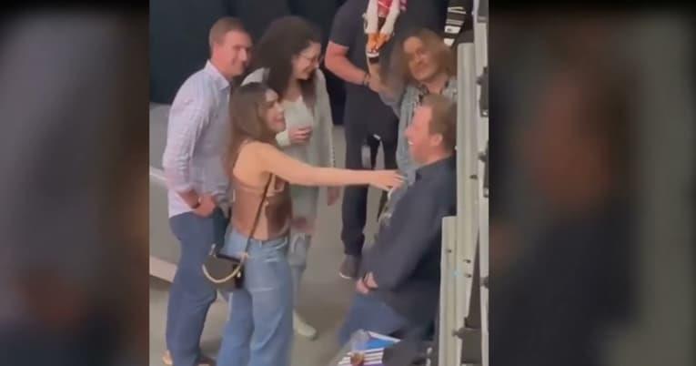 Видео: Џони Деп се дружел со својата адвокатка Камил по концертот во Прага