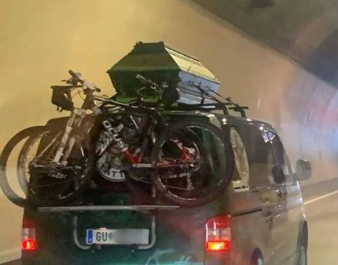 Фото: Турист со мртовечки ковчег на покрив од автомобил е хит на интернет