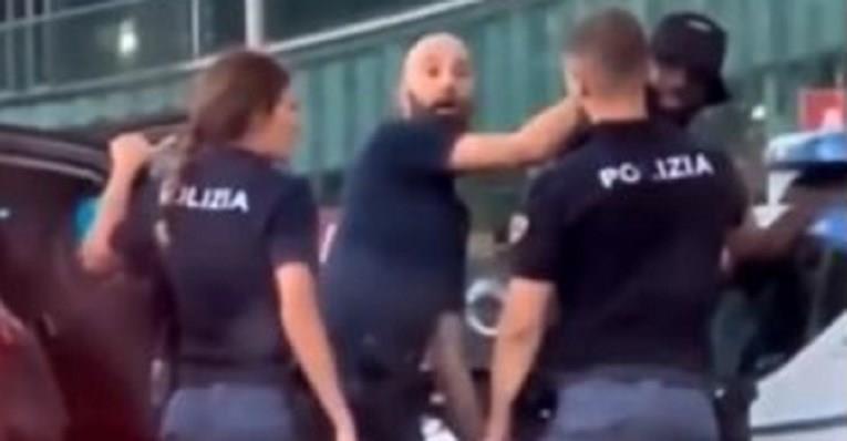 Полицајци со пиштоли привеле фудбалер на Милан, па згрешиле- сите им се смеат (ВИДЕО)