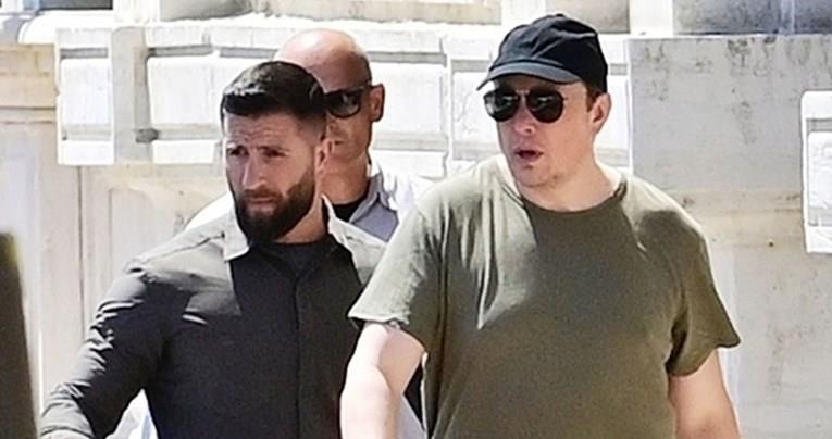 Илон Макс е на одмор со новата девојка, на Твитер му се смеат за изгледот (ФОТО)