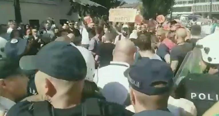 Насилни протести во Нови Сад, демонстрантите се судрија со полицијата (ВИДЕО)