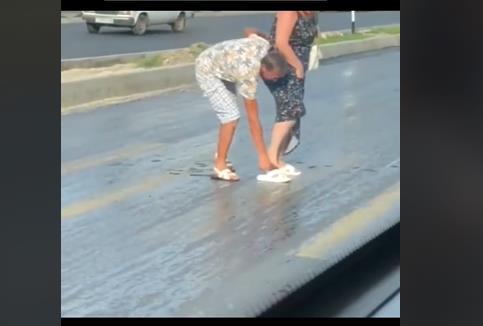 Видео: Асфалтот се топи од жештина, жена не може да премине улица