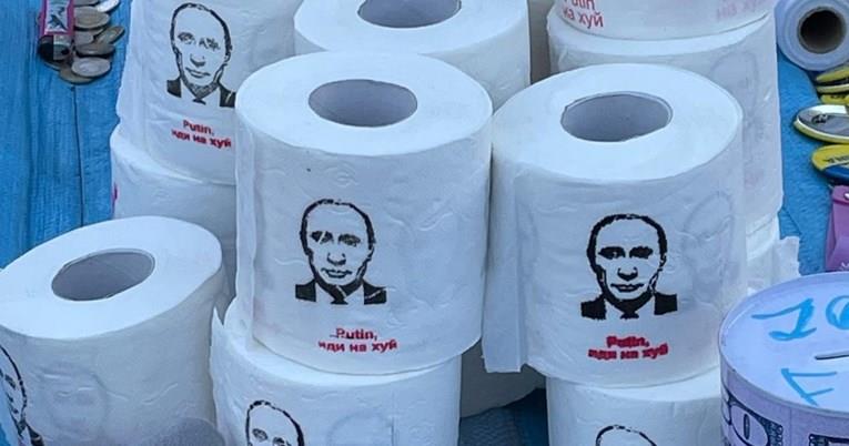 Путин на тоалетна хартија- еден од најпопуларните сувенири во Варшава 