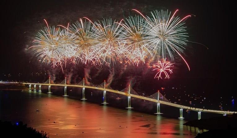Видео- фото: Спектакуларен огномет на отворањето на гигантскиот Мост Пељешац
