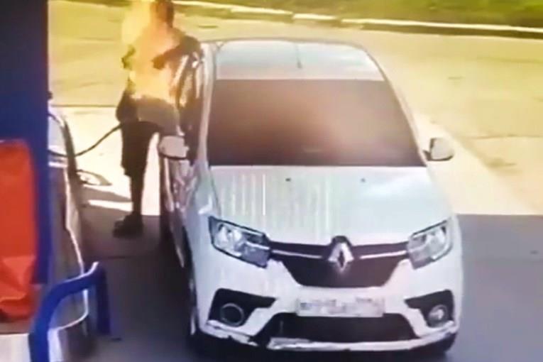 Видео: Точел бензин и тргнал да запали цигара, па го запалил автомобилот