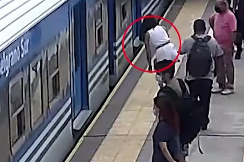 Видео: Чудо невидено, жена падна под воз и остана жива!!??