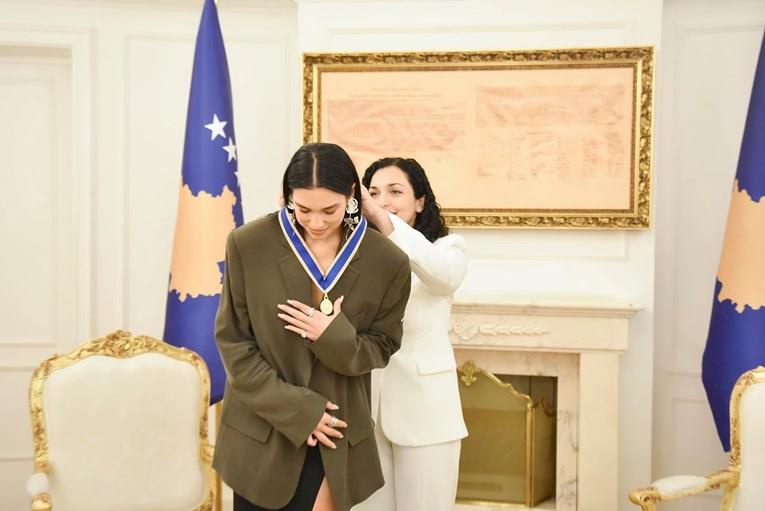 Претседателката Вјоса Османи ја прогласи Дуа Липа за амбасадорка на Косово (ФОТО)