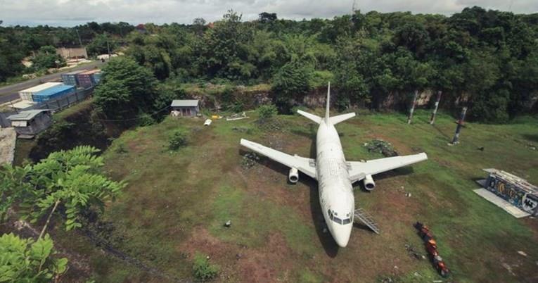 Мистерија на Бали: Среде поле е најден Боинг 737, никој не знае од каде слетал (ВИДЕО)