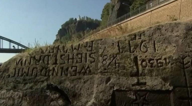 Сушата во Чешка откри историски „камен на гладта“ со порака: Ако ме видиш, плачи (ВИДЕО)
