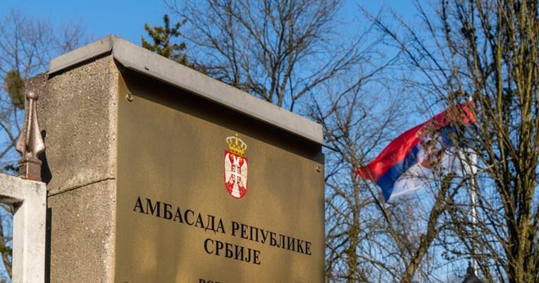 Твитер блокира осум профили на српски амбасади 