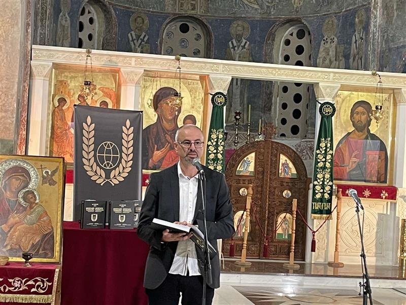 Таникава низ напукнатите прозорци на поезијата нè учи да си ја простиме суштинската осаменост