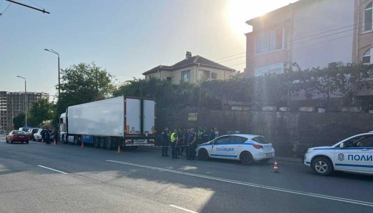 Македонски возач на камион е уапсен во Бугарија за шверц на стотина мигранти 
