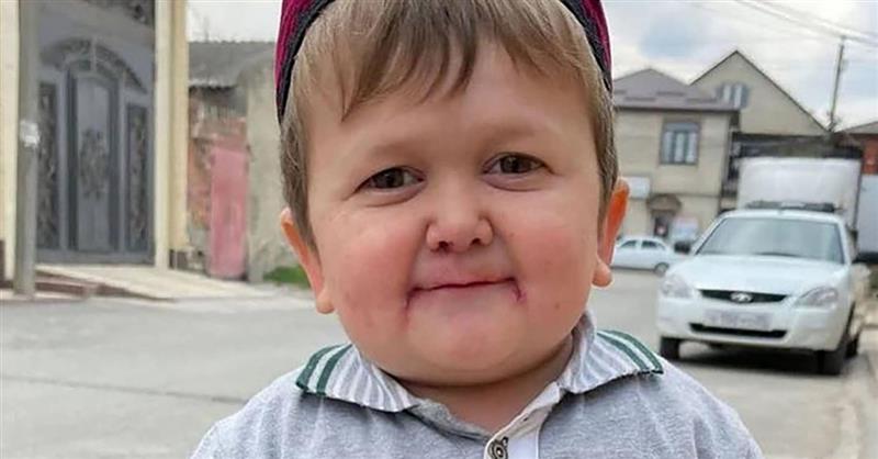 19- годишник е ТикТок сензација: Дошол во Австралија да види кенгури, го пречекале со Ролс Ројс