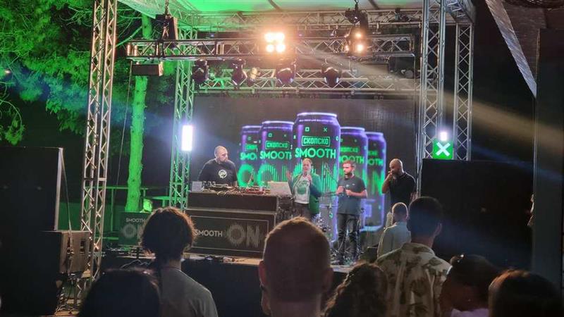 СКОПСКО Smooth ја загреа публиката за ЗДРАВО МЛАДИ и го претстави новото музичко пакување
