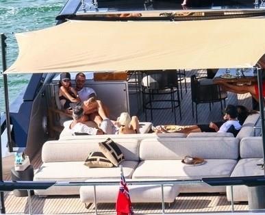 Семејството Бекам ужива на нивната јахта во Мајами (ФОТО)