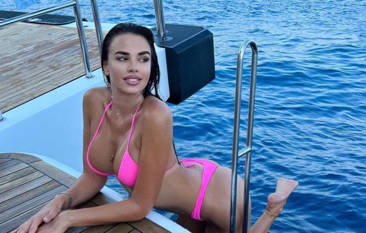 Фото: „Најжешката“ Хрватка ужива на плажа во Црна Гора