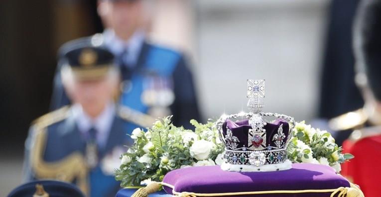 На одарот на кралицата Елизабета II е поставена круна со 2686 дијаманти (ВИДЕО)