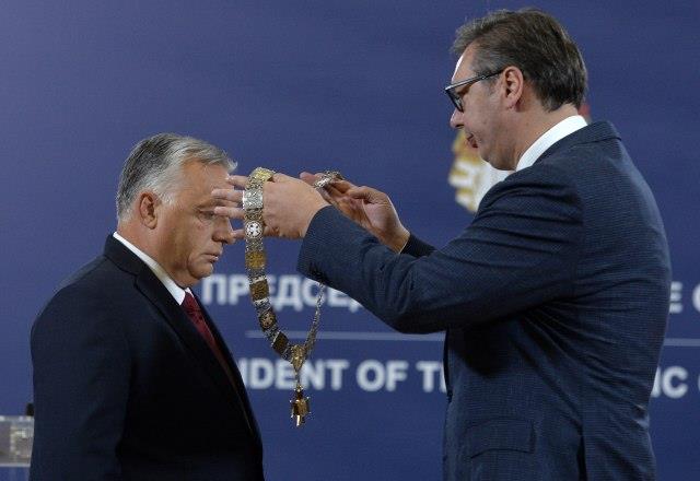  Вучиќ му врачи орден на Орбан