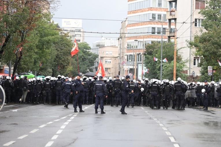 Хаос во Белград: И свештеник меѓу приведените противници на Прајд (ВИДЕО)