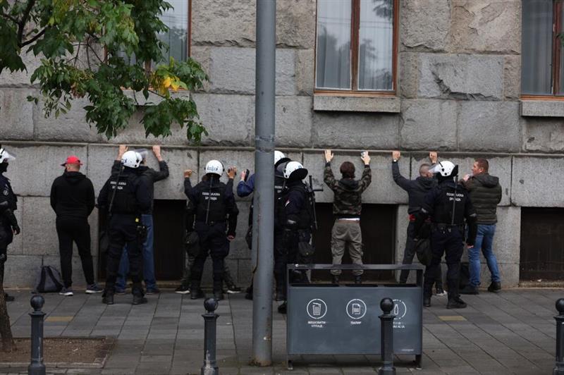 Полицијата привела 22 противници на парадата на гордоста во Белград (ВИДЕО)