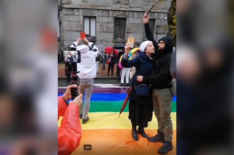 Противниците на Прајдот во Белград влетаа меѓу ЛГБТ активистите со икони и молитви (ВИДЕО)
