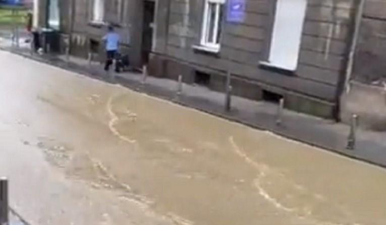 Невреме во Хрватска: Се излеа Сава, улиците во центарот на Загреб под вода (ВИДЕО)