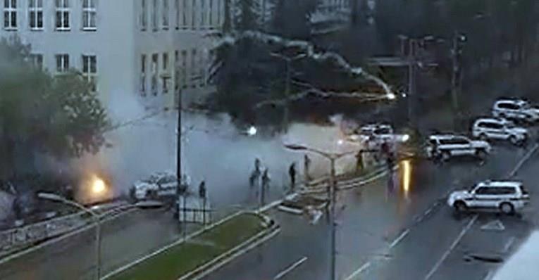 Хаос во Белград: Повредени 12 полицајци, 68 приведени противници на Прајдот (ВИДЕО)