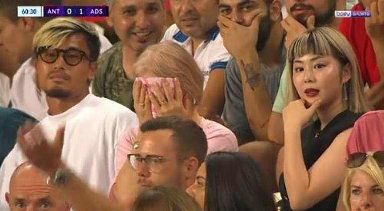Ја донел мајка си на своето деби, па го исфрлиле за неколку секунди- мајката во шок (ВИДЕО)