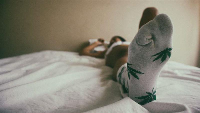 Дали да спиете со чорапи или боси? Одговорот на стручњаците ќе ве изненади