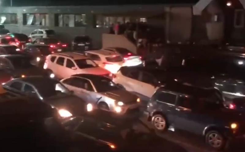 Видео: Километарски колони на границите на Русија, граѓаните бегаат од земјата
