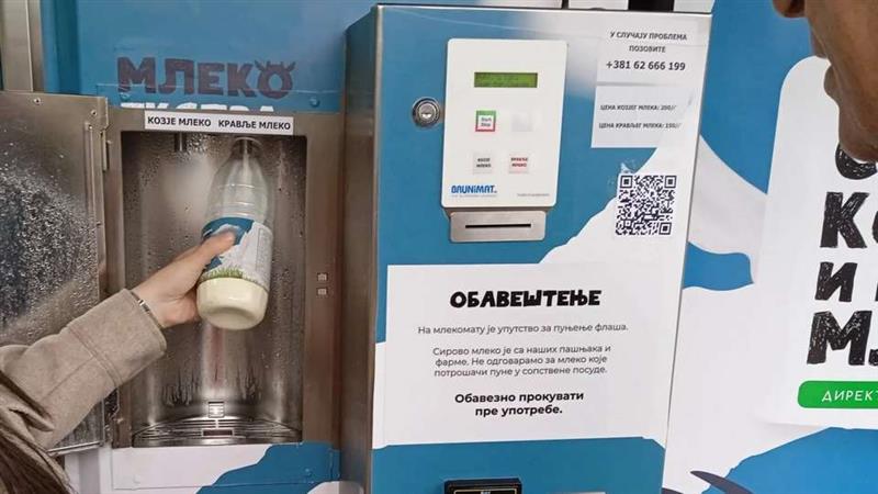 Хит во Нови Сад! Луѓето точат млеко во центарот на градот!