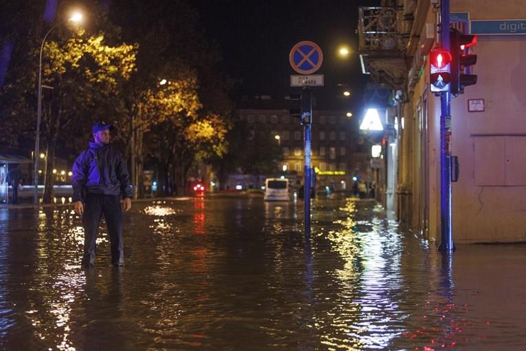 Фото: Поплавени улици и објекти во Риека по синоќешното големо невреме