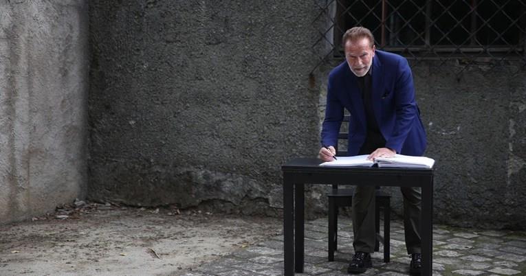 Шварценегер на удар на критики поради пораката што ја оставил во книгата на гости во Аушвиц