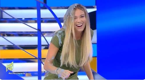 Видео: Омилената италијанска водителка падна во програма во живо
