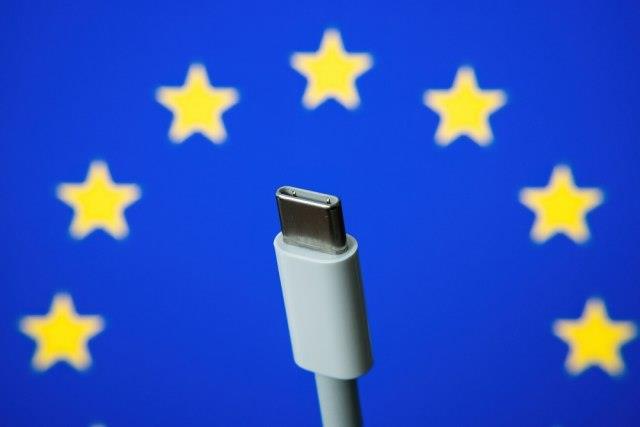 Универзален полнач за сите мобилни уреди од есен 2024 година