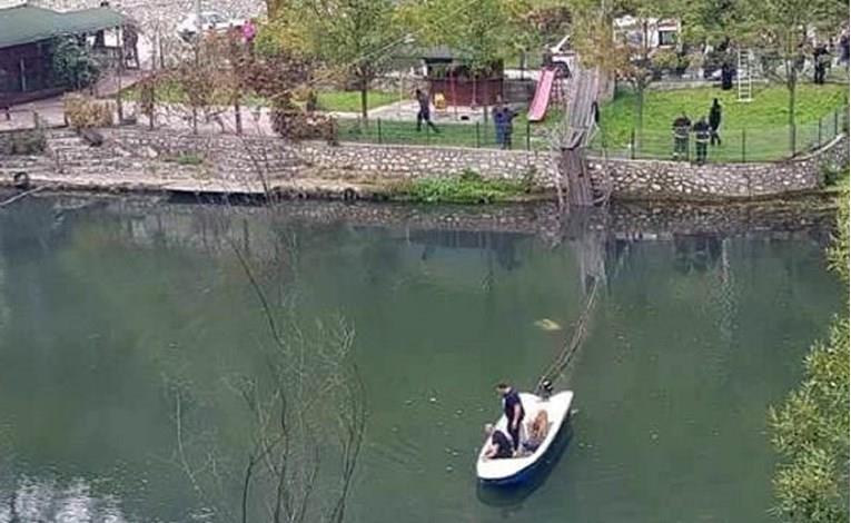 Ужас во Србија: Се урна висечки мост во надојдена река, има загинати (ВИДЕО)