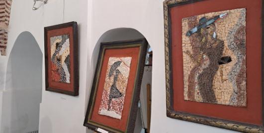 Изложба на мозаици „Жената во парчиња камен“ на Изет Зеќири