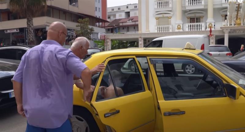 Видео: Неуништлив Мерцедес, албански таксист го возел над милион километри