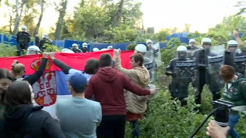 Голем протест во Нови Сад, специјалци растеруваат активисти (ВИДЕО)