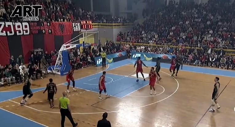 На кошаркарски натпревар на Косово е запалено знамето на Србија (ВИДЕО)