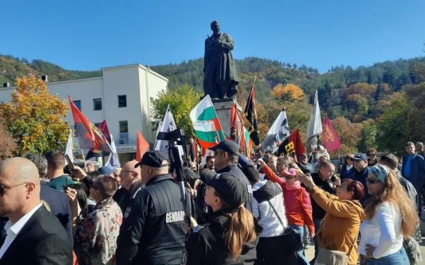 ВМРО-БНД го спречи положувањето цвеќе пред споменикот на Гоце Делчев во Благоевград