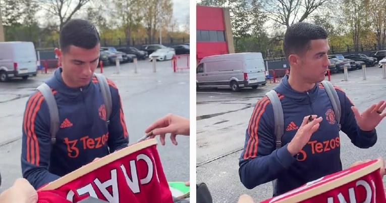 Роналдо ги смирува навивачите, кои му бараат автограм (ВИДЕО)