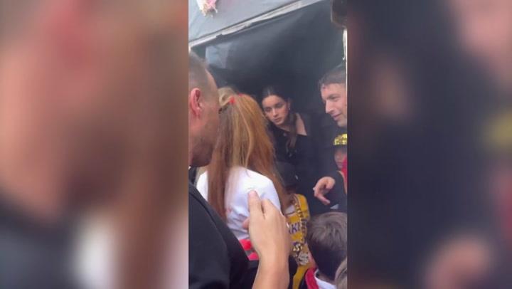 Шакира ги налути своите сограѓани: Ги истурка за преку ред да види атракција (ВИДЕО)