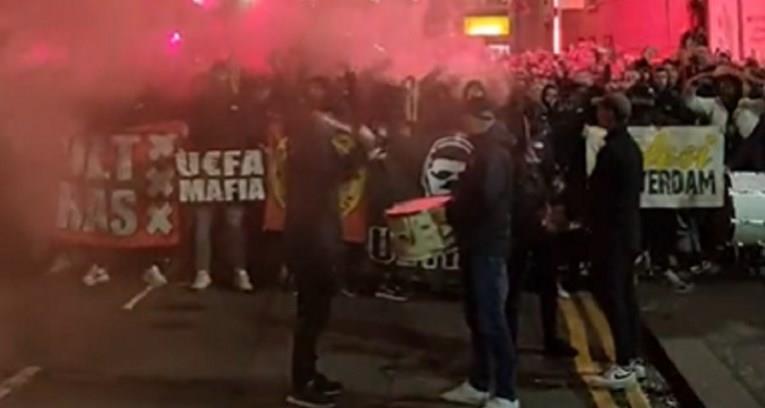 Навивачите на Ајакс направија хаос на улиците на Глазгов (ВИДЕО)