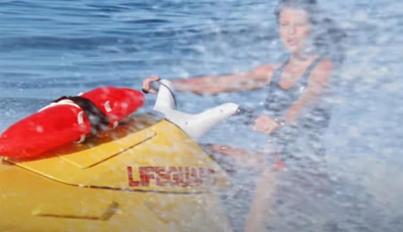 Познатата чуварка на плажата иако е на прагот на шестата деценија „руши“ на Инстаграм