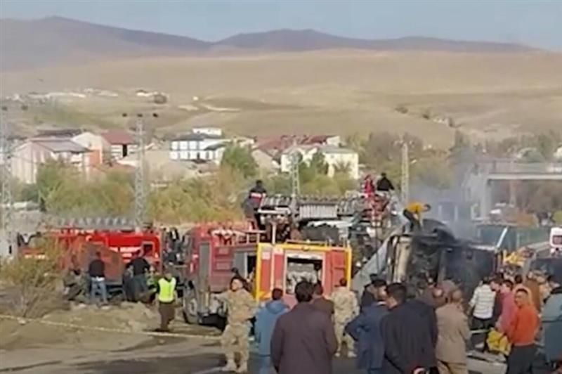 Најмалку седуммина загинати во страшен судир на камион и автобус во Турција (ВИДЕО)