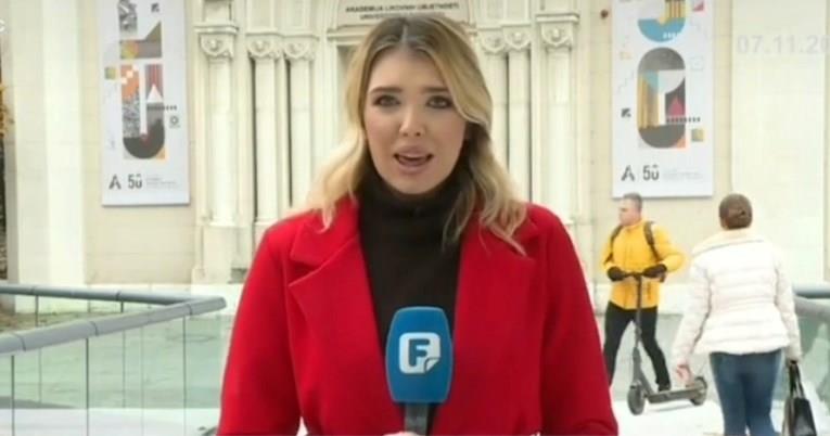Минувач на скутер удри во новинарка среде јавување во живо, реакцијата е хит (ВИДЕО)