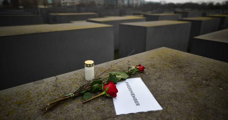 Германец со чекан го оштетил споменикот на Холокаустот, казнет е со 3.200 евра 